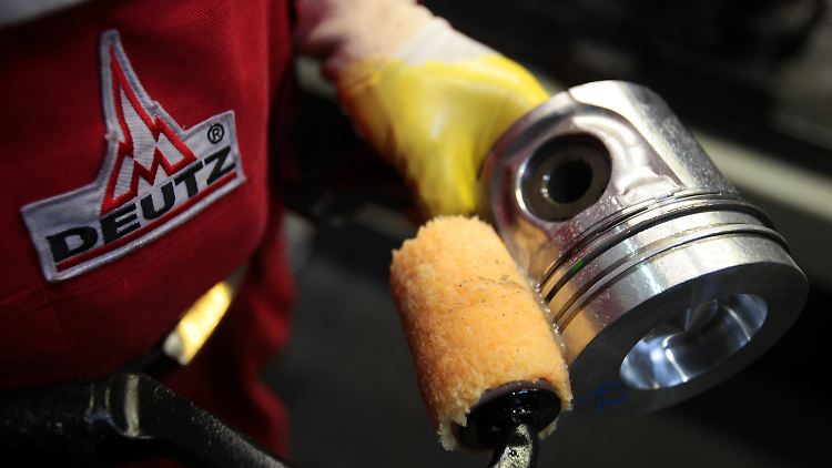 Dieselaggregate aus Deutschland: Ein Mitarbeiter der Deutz AG ölt im Kölner Werk den Kolben eines Motors.