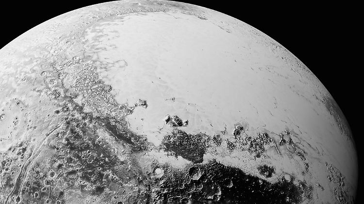 Helle, glatte Eis-Ebenen und dunkle Krater-Landschaften kennzeichnen Plutos Oberfläche. Forscher entdecken noch viel mehr.