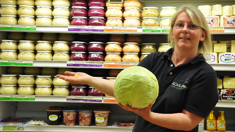 Größenvergleich: Susanne Schröder-Manusch mit einem Suurkruut Bonsche (Genau hinsehen!) und einem Weißkohl für Sauerkraut.