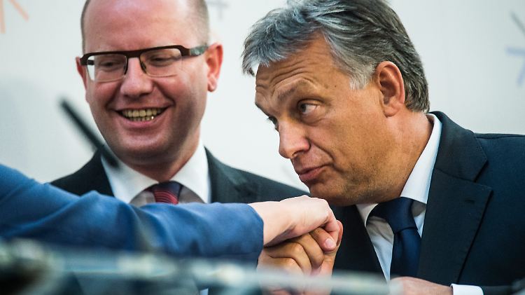 Allianz der Nein-Sager: Tschechiens Regierungschef Bohuslav Sobotka mit Ungarns Ministerpräsident Viktor Orbán, der die Hand der polnischen Ministerpräsidentin Ewa Kopacz küsst.