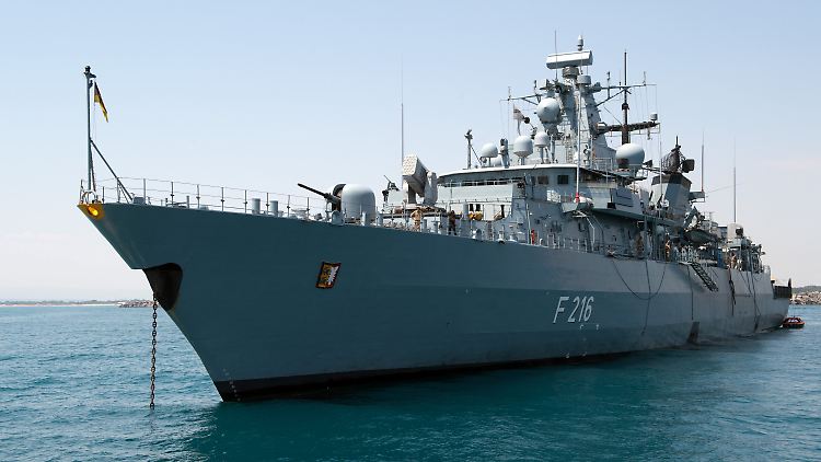 Befände sich die Fregatte Schleswig-Holstein im Mittelmeerraum, könnte sie künftig dem Nato-Kommando unterstellt werden.