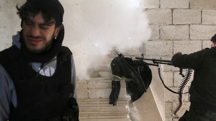 FSA-Kämpfer im Gefecht gegen Assad-Truppen: Der Krieg in Syrien scheint ausweglos.