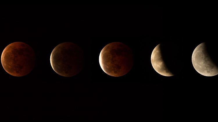 Der Mond wird während der Mondfinsternis in ein fahles, rötliches Licht getaucht.