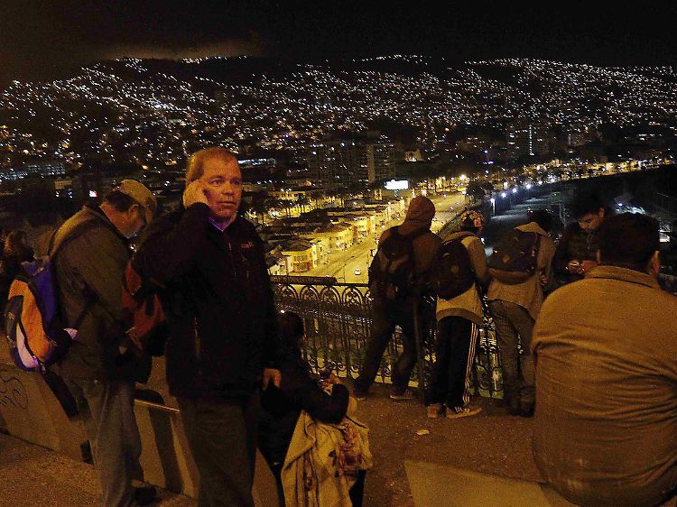 Die Erschütterungen beginnen am späten Mittwochabend (Ortszeit): In Valparaiso beobachten Anwohner aus sicherer Entfernung das Meer.