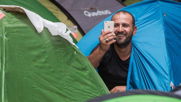 Fast alle Flüchtlinge kommunizieren über einfache Smartphones mit ihren Familien.