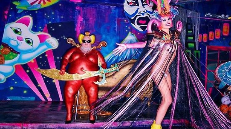 David LaChapelle inszeniert Pamela Anderson als glitzernden Harlequin mit viel nackter Haut.