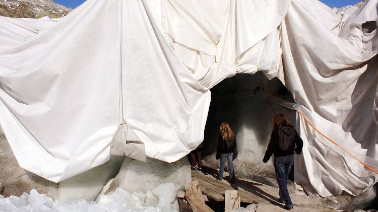 Seit einigen Jahren muss die Eisgrotte mit Planen abgedeckt werden, um die Eisschmelze zu reduzieren.
