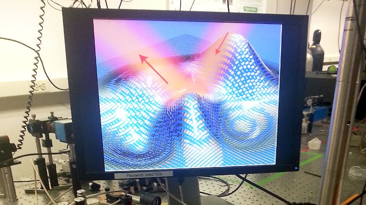 Tarnkappen-Versuchsaufbau mit einem Monitor an der University of California.