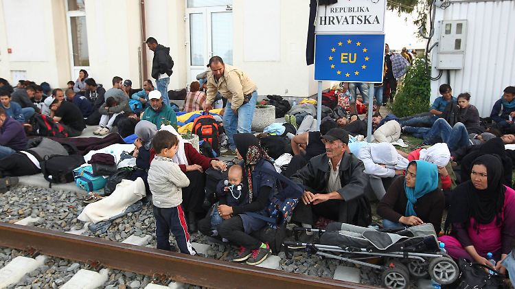 In Kroatien warten Tausende auf ihre Weiterreise nach Serbien und von dort nach Österreich und Deutschland.