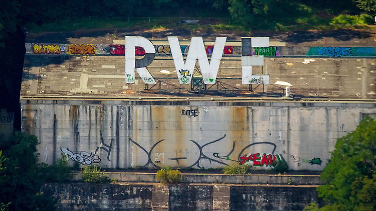 Die Aktien von RWE stehen seit Monaten wegen der Folgen des Atomausstiegs unter Druck.