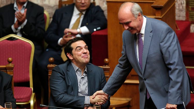 Für einen Scherz im Parlament reicht es. Aber können der zurückgetretene Ministerpräsident Alexis Tsipras und sein Herausforderer Vangelis Meimarakis auch in einer Koalition zusammenarbeiten?