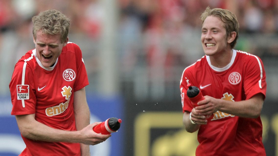 Jung kickt gut: Die Mainzer Andre Schürrle, links, und Lewis Holtby feiern ihren Sieg in München.