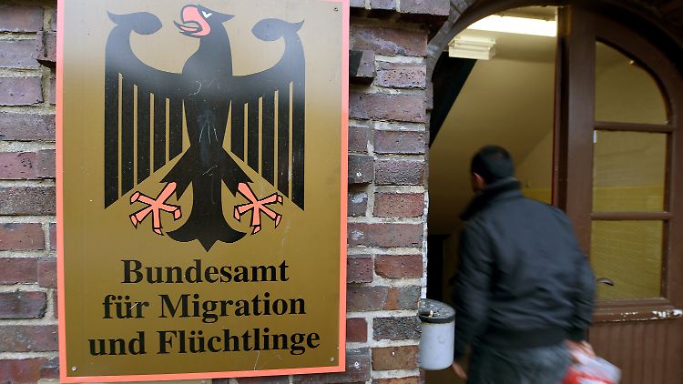Das BAMF bearbeitet bereits Asylanträge von Syrern, Eritreern und Menschen vom Westbalkan vorrangig.