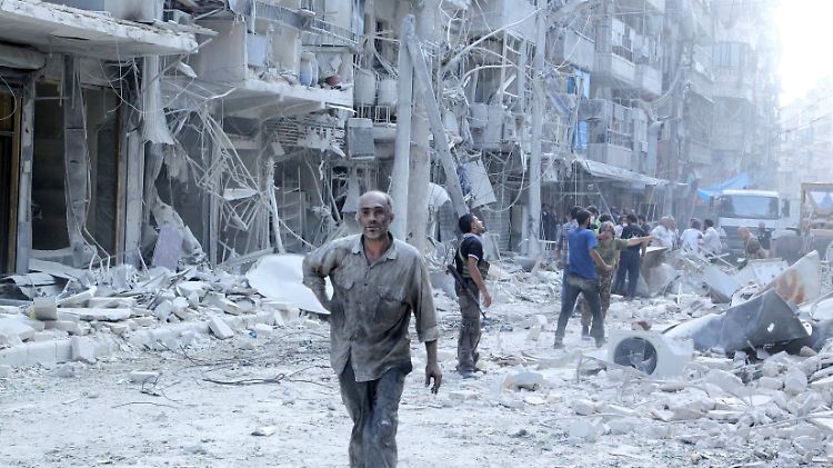 Seit dem Dauerfeuer der syrischen Truppen liegt in Aleppo kaum noch ein Stein über dem anderen. (Archivbild)