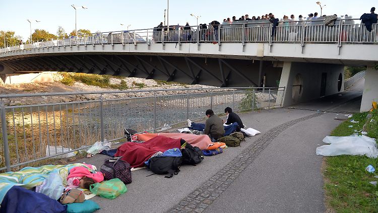 Hier in Freilassing an der deutsch-österreichischen Grenze schlafen Flüchtlinge unter freiem Himmel.