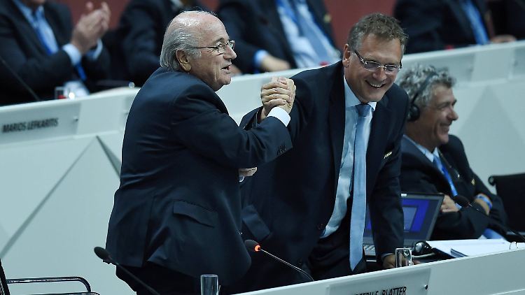 Die Zusammenarbeit von Fifa-Präsident Joseph Blatter (r.) mit seinem Generalsekretär Jérôme Valcke ruht vorerst.
