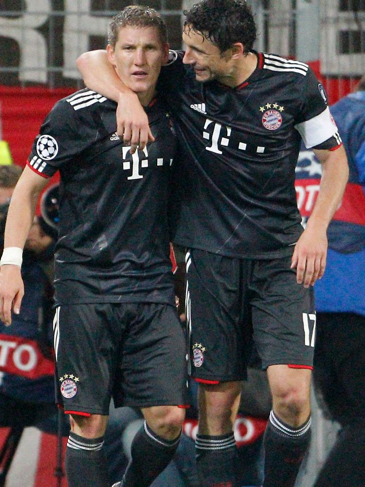 Geschafft: Bastian Schweinsteiger und Kapitän Mark van Bommel.