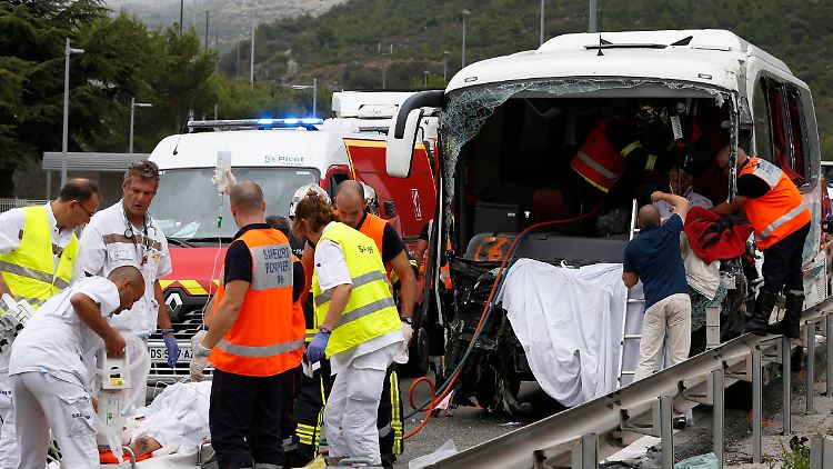 Rettungskräfte kümmern sich um die vielen teils schwerverletzen Unfallopfer.