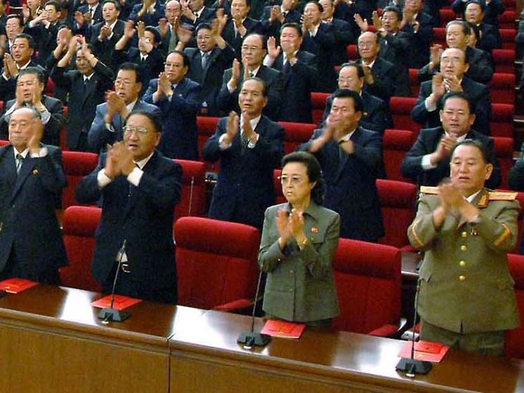 Auch die Position der Schwester des Staatschefs, Kim Kyong Hui (vorn 2.v.r.), ist gestärkt.