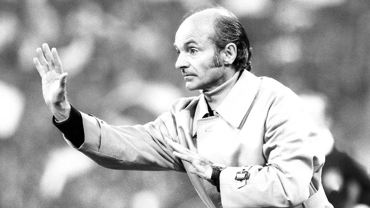 An der Seitenlinie: Dettmar Cramer im Jahr 1975 als Trainer des Fc Bayern.