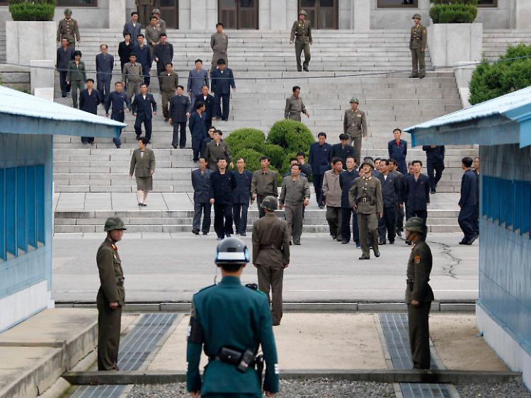 Nordkoreanische Funktionäre besuchen die Waffenstillstandslinie von Panmunjom. Im Vordergrund steht ein südkoreanischer Soldat.