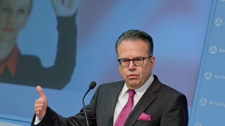 Hat künftig zwei Spitzenposten: BA-Chef Frank-Jürgen Weise soll sich nun auch um das BAMF kümmern.