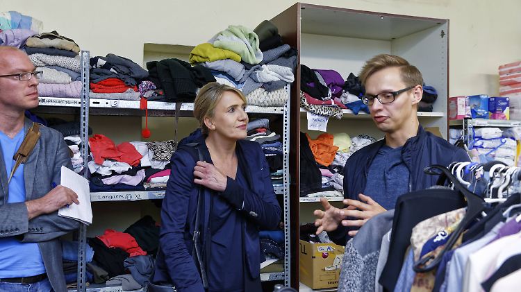 Der stellvertretende Heimleiter Philipp Bertram (rechts) in der Kleiderkammer