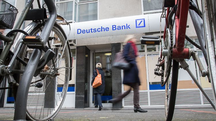 200 Filialen der Deutschen Bank werden demnächst schließen. Umsetzen werden dies nicht mehr die beiden bisherigen Chefs des Geschäftszweigs, von Haller und Schedl.