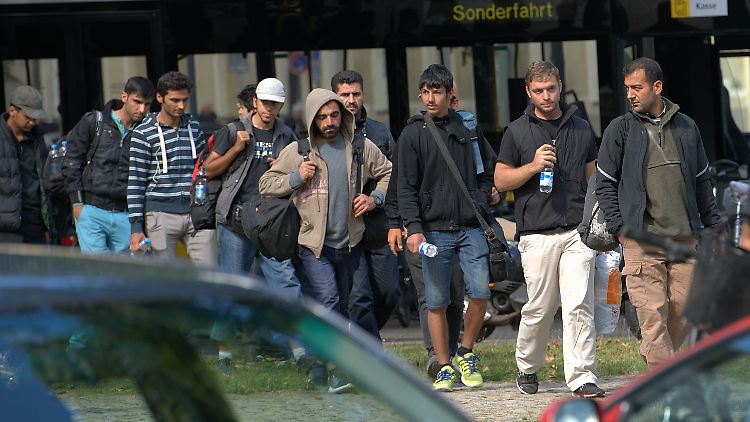 Das Landesamt für Gesundheit und Soziales schickt die Flüchtlinge mit Bussen zu der Unterkunft nach Wilmersdorf.