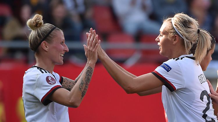 Doppeltorschützin Lena Goeßling (r) und Anja Mittag (l) sind zufrieden.