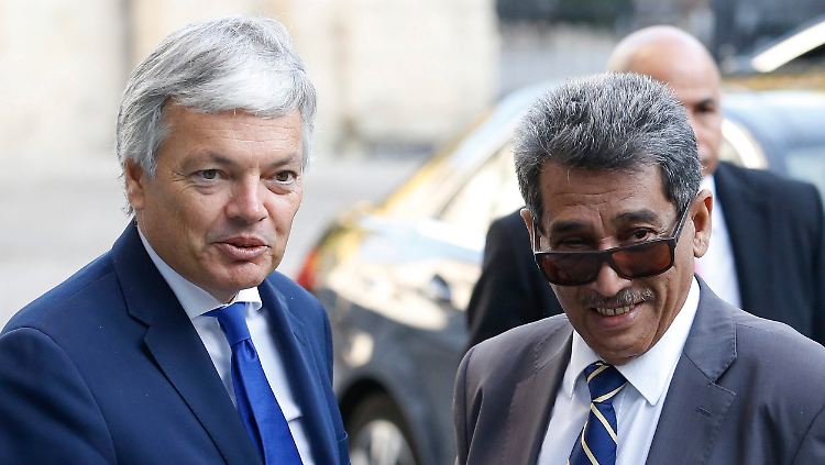 Belgiens Außenminister Didier Reynders mit dem stellvertretenden Ministerpräsidenten Libyens, Abdussalam el Badri.