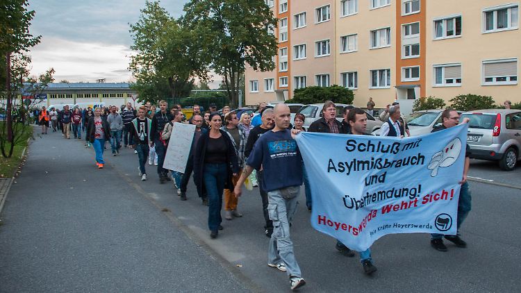 Rechte Demo in Bischofswerda: Rund 50 Menschen beteiligten sich an dem Marsch durch den Ort.