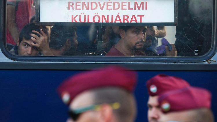 Wohl dem, der sich in diesem Chaos noch auskennt: Kroatien sieht sich überfordert - und bringt Flüchtlinge nun ausgerechnet an die Grenze zu Ungarn.