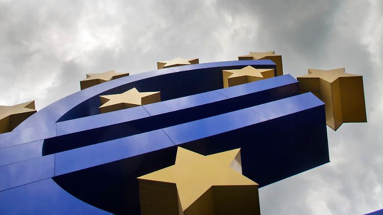 Damit keiner im Regen steht: Durch die Bond-Ankäufe durch die EZB erhalten Staaten wie Italien und Spanien so günstig Kredit wie noch nie zuvor. Die Realwirtschaft sollte es danken - wenn alles richtig funktioniert.