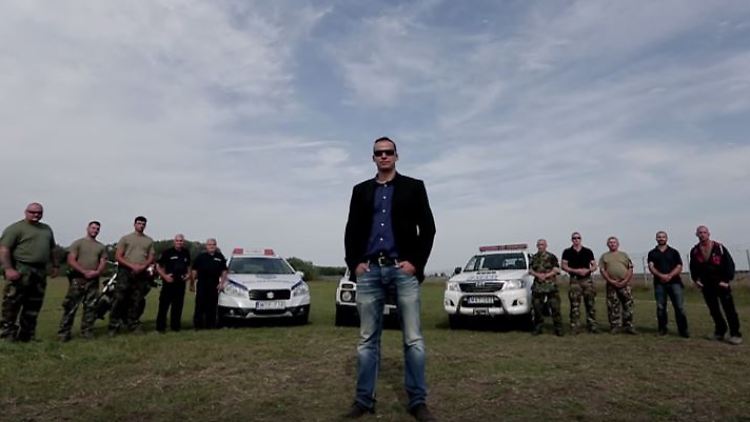 So sieht sich der 37-jährige Neonazi, der es zum Bürgermeister geschafft hat, gern: Als Hüter der Grenzen seines Landes.