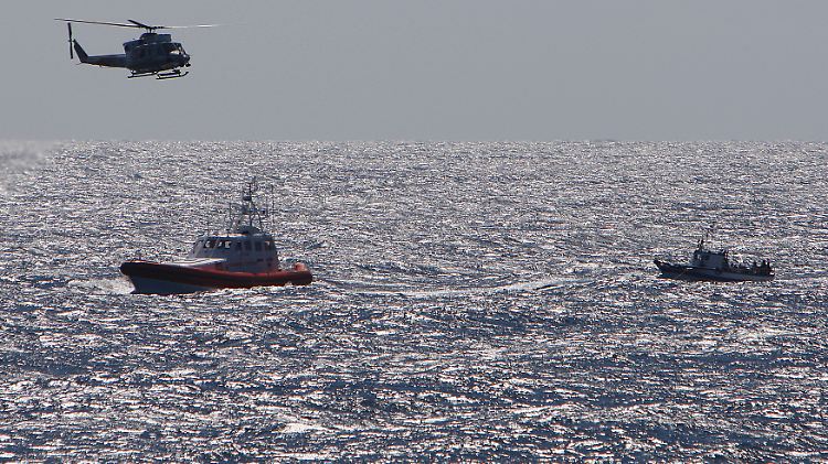 Italienische Küstenwache im Einsatz bei einem Fischerboot mit Flüchtlingen aus Afrika.