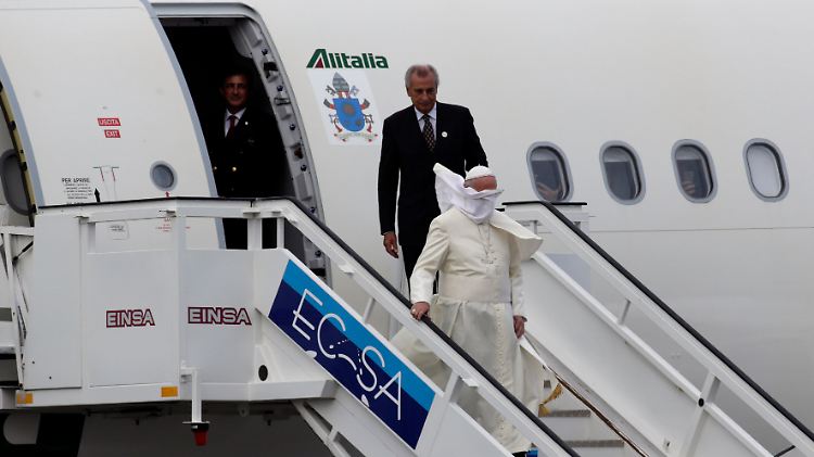 Havanna, windig: Papst Franziskus verlässt seine Maschine am Flughafen Havanna.
