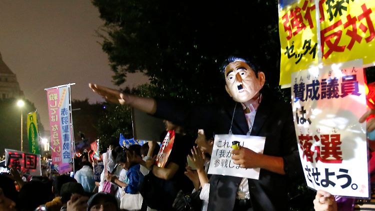 In Japan demonstrieren mehr als 10.000 Bürger gegen das Gesetz, Kritik kommt aber auch aus dem Ausland.
