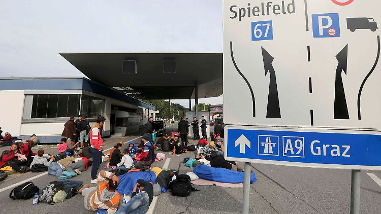 Zurück wollen sie nicht, weiter dürfen sie nicht: Dutzende Flüchtlinge sind bei Spielfeld an der slowenisch-österreichischen Grenze gestrandet.