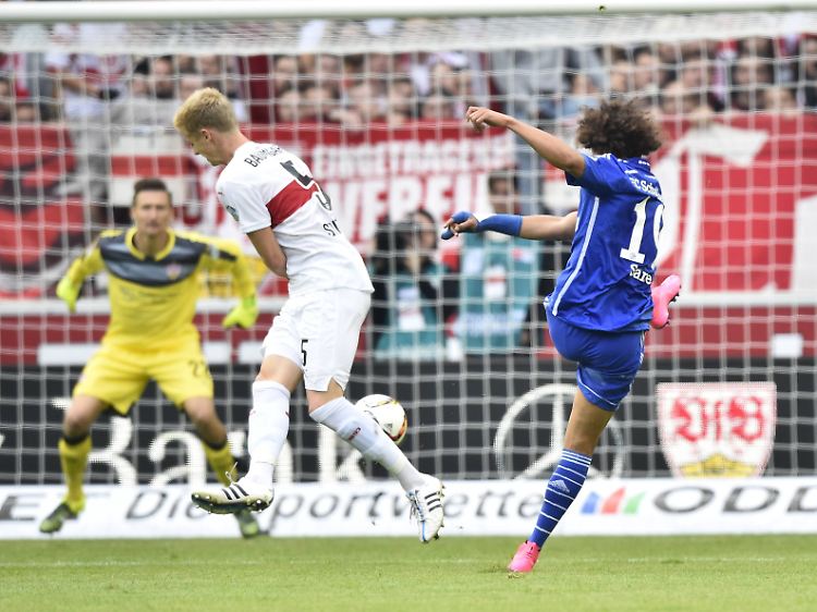 Leroy Sane nutzte eine der wenigen Chancen für die Schalker. Das reichte, weil Stuttgart von seinen vielen Chancen keine nutzte.