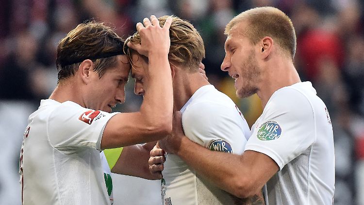 Alexander Esswein (M) wurde zum Dosenöffner für den ersten Augsburger Bundesliga-Heimsieg.