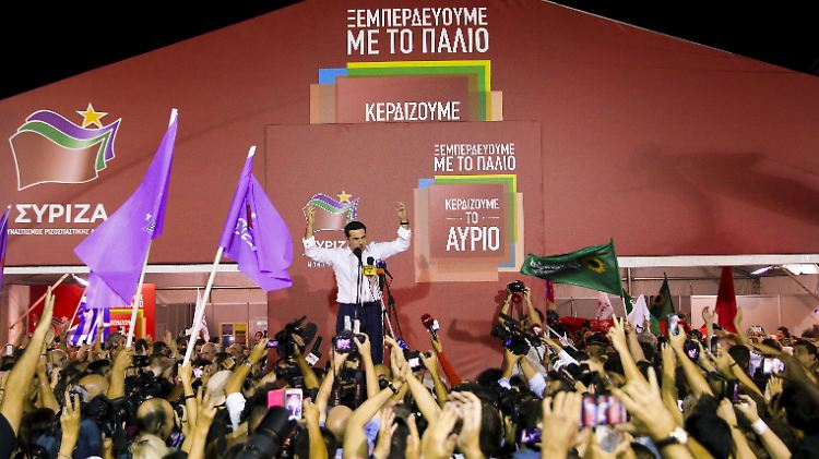 Syriza-Anhänger bejubeln Alexis Tsipras - trotz seiner 180-Grad-Wende.