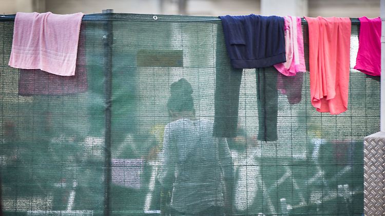 An vielen Orten in Deutschland entstehen auf die Schnelle Flüchtlingsunterkünfte. Doch das Geld reicht nicht.