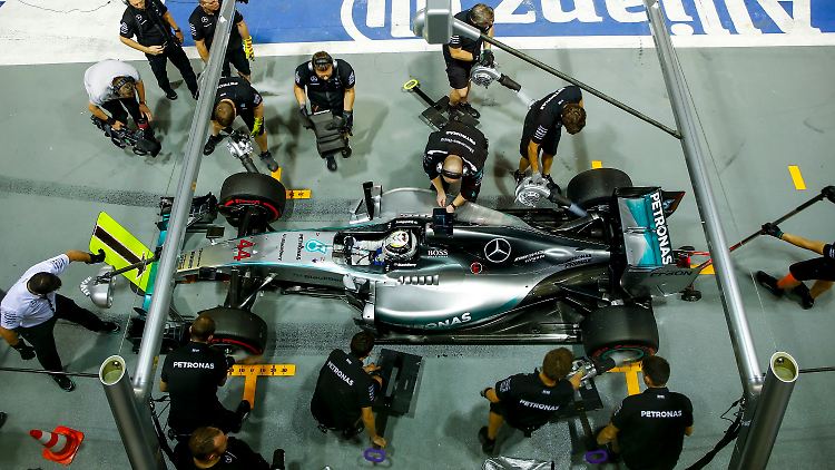 Lewis Hamilton beim Boxenstopp beim Großen Preis von Singapur.