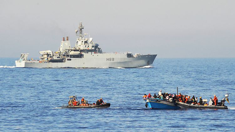 Flüchtlinge werden im September im Mittelmeer von Bundeswehrsoldaten auf zwei Speedbooten von ihrem Holzboot abgeholt und anschließend zur Fregatte Schleswig-Holstein gebracht.