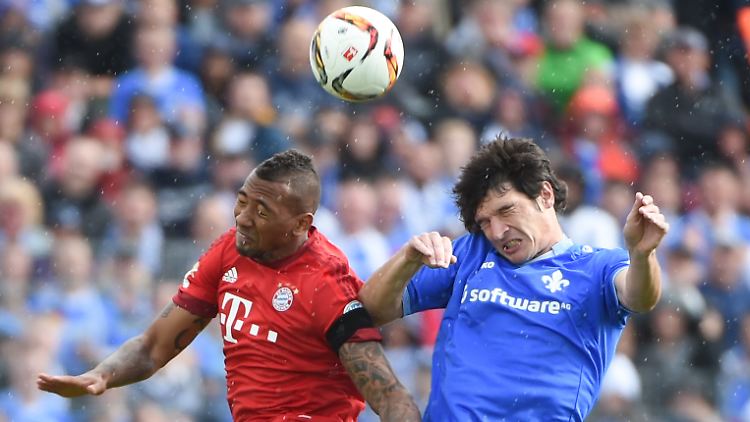 Zwei im Kampf um den Ball: Bayerns Jérôme Boeteng und Darmstatds Dominik Stroh-Engel.