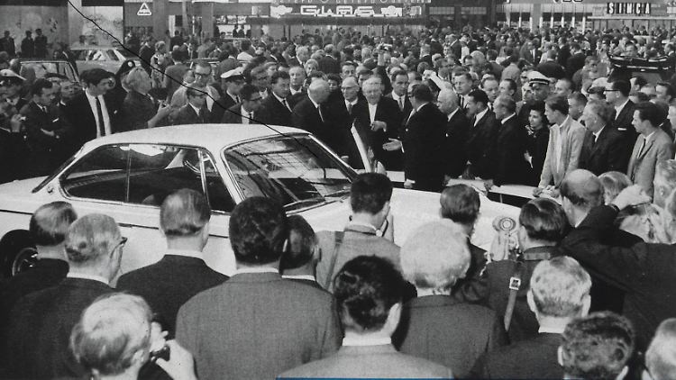 Bundeskanzler waren auch vor 50 Jahren nicht von der IAA wegzudenken: Ludwig Erhardt besuchte den BMW-Stand.