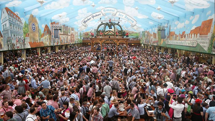 Viel Platz für viele Menschen bieten die Oktoberfestzelte. Als Notunterkunft sind sie dennoch ungeeignet.