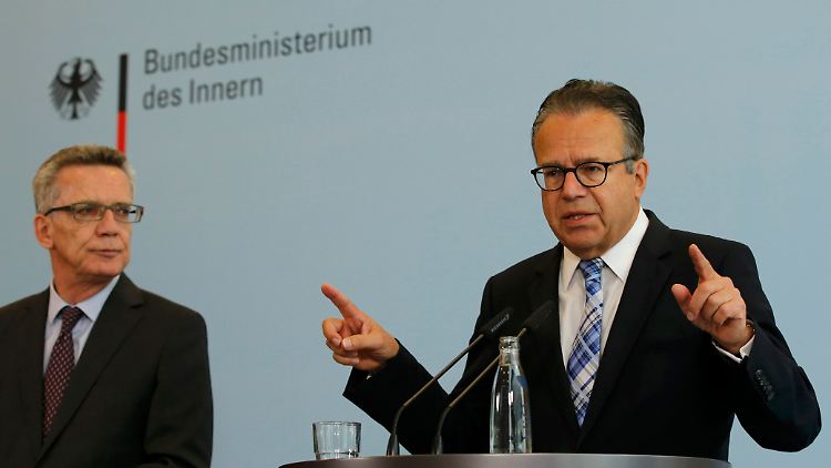 Weise (r.) arbeitet unentgeltlich für das BAMF, sonst wäre die Doppelsetzung beider Posten rechtlich nicht möglich gewesen.