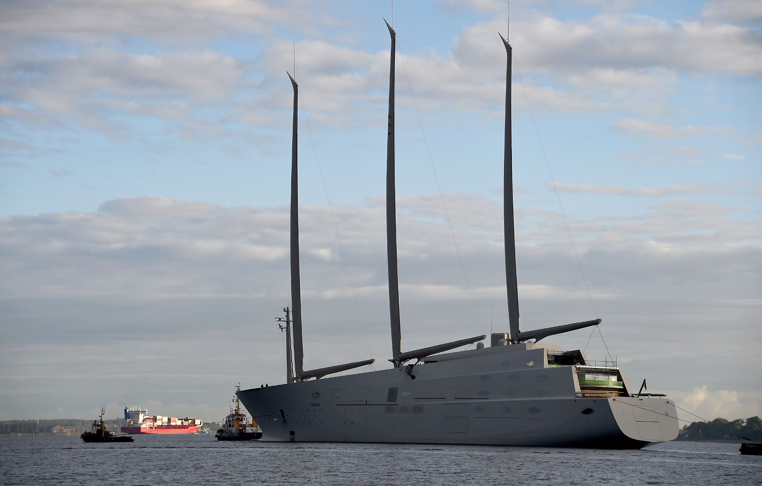 Helle Aufregung in Kiel: Die "Sailing Yacht A" startet zu ihrer ersten Probefahrt.